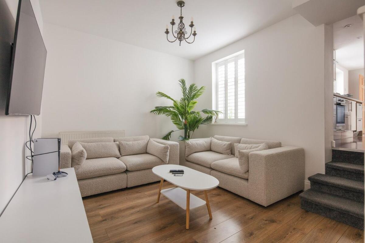 Spacious 3 Bedroom Home With Ps5 And Pool Table Near O2 Arena Canary Wharf And Elizabeth Line To Central Λονδίνο Εξωτερικό φωτογραφία