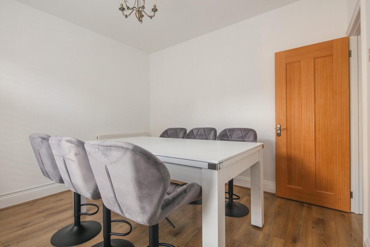 Spacious 3 Bedroom Home With Ps5 And Pool Table Near O2 Arena Canary Wharf And Elizabeth Line To Central Λονδίνο Εξωτερικό φωτογραφία