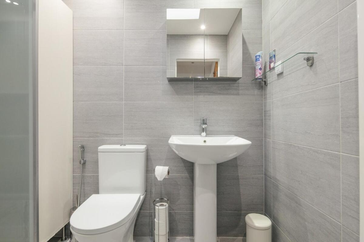 Spacious 3 Bedroom Home With Ps5 And Pool Table Near O2 Arena Canary Wharf And Elizabeth Line To Central Λονδίνο Εξωτερικό φωτογραφία