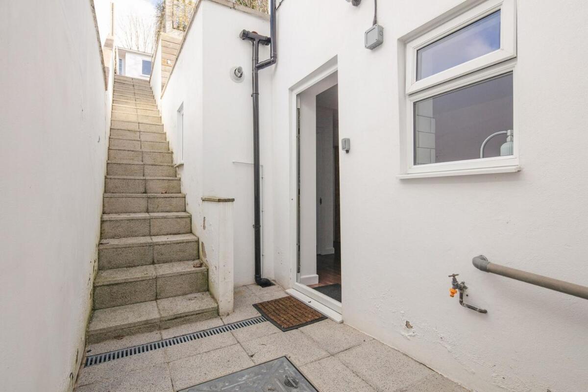 Spacious 3 Bedroom Home With Ps5 And Pool Table Near O2 Arena Canary Wharf And Elizabeth Line To Central Λονδίνο Εξωτερικό φωτογραφία