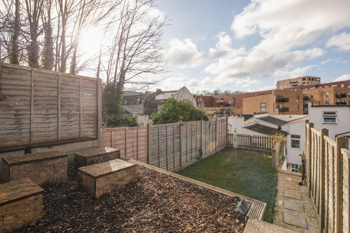 Spacious 3 Bedroom Home With Ps5 And Pool Table Near O2 Arena Canary Wharf And Elizabeth Line To Central Λονδίνο Εξωτερικό φωτογραφία