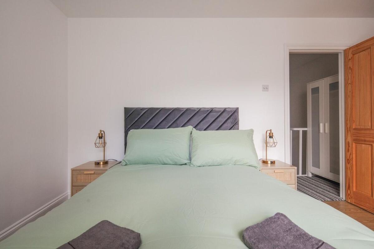 Spacious 3 Bedroom Home With Ps5 And Pool Table Near O2 Arena Canary Wharf And Elizabeth Line To Central Λονδίνο Εξωτερικό φωτογραφία