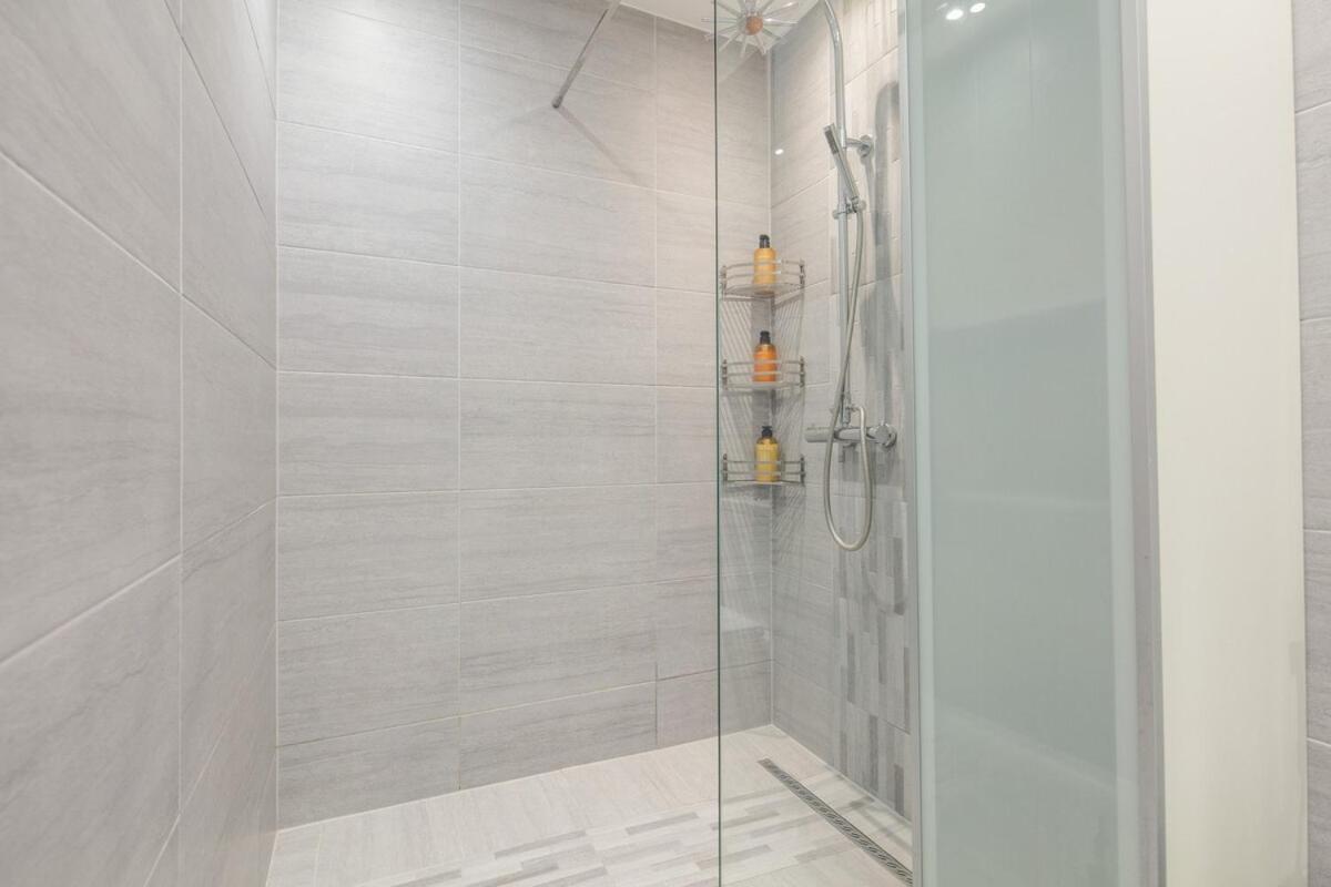 Spacious 3 Bedroom Home With Ps5 And Pool Table Near O2 Arena Canary Wharf And Elizabeth Line To Central Λονδίνο Εξωτερικό φωτογραφία